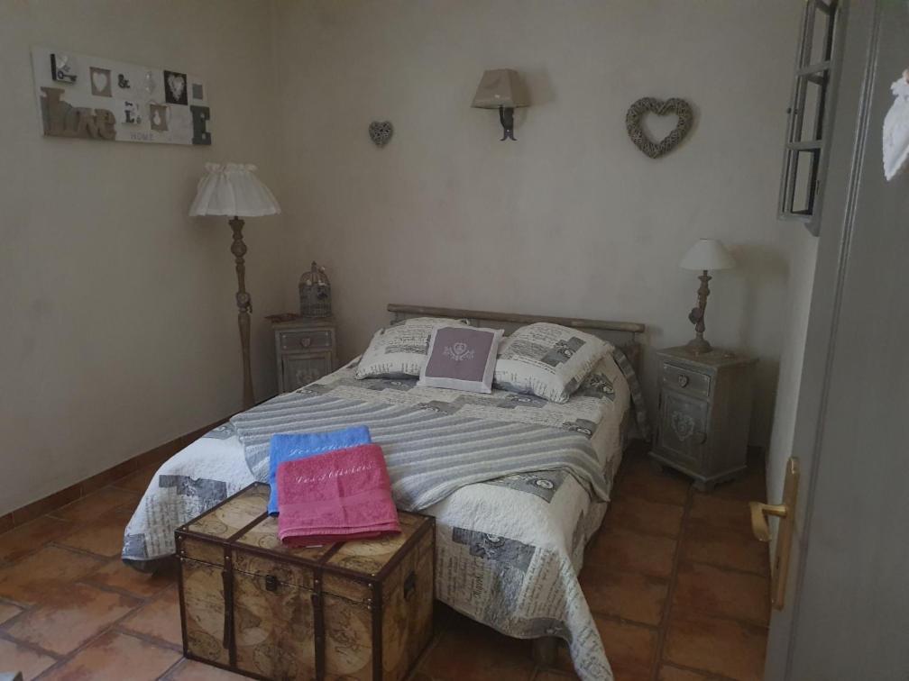 Fenêtre sur les Alpilles Saint-Martin-de-Crau Exterior foto